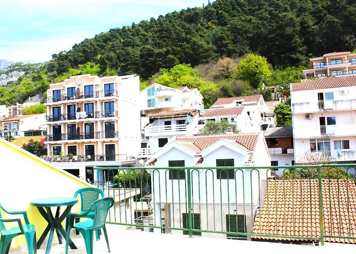 2-Level Apartment With Terraces By The Sea